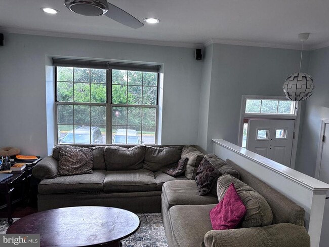Building Photo - 9579 Tudor Oaks Dr
