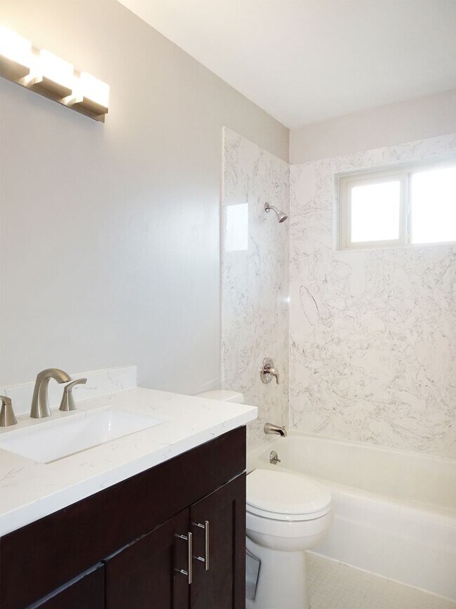 Building Photo - 1bd/1ba Seattle Condo