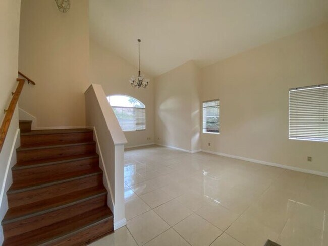 Building Photo - Spacious 4 bed/3 Bath in Oceanside!