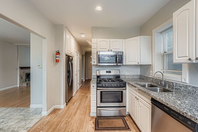 Building Photo - Stylish Home in the Heart of Highland with Detached Garage & Mother-in-Law Suite