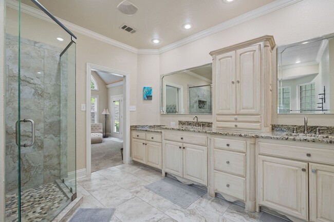 Building Photo - Luxury Living
