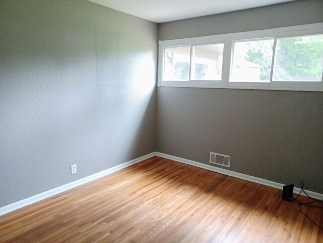 Building Photo - Spacious 4 bedroom, 1 1/2 bath home in Par...