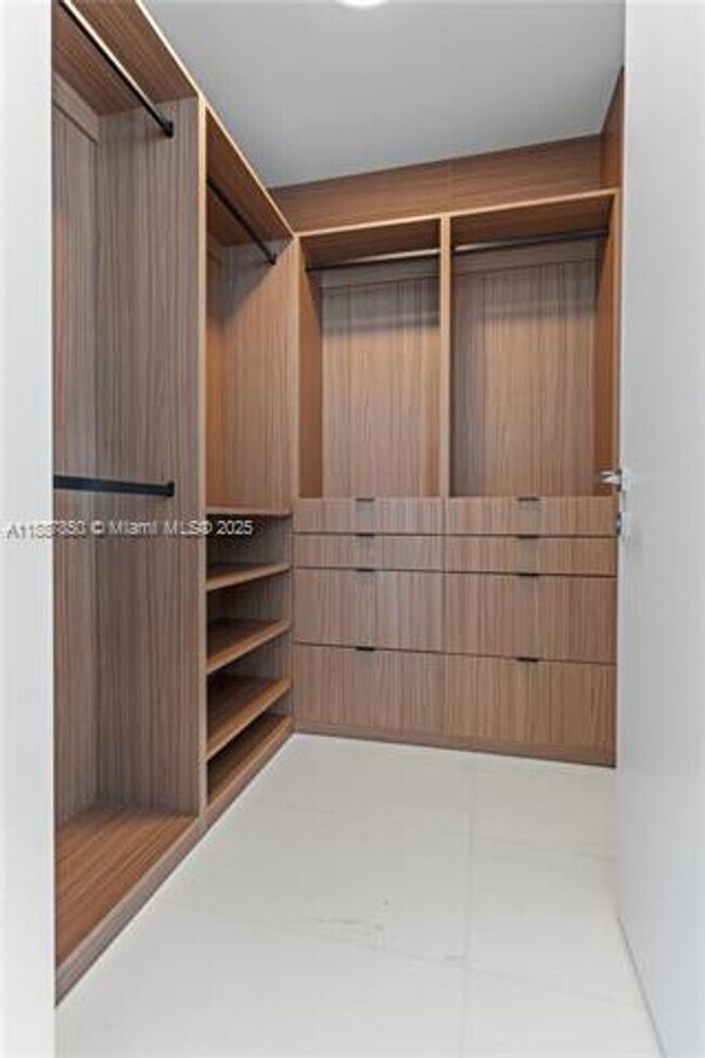 Building Photo - 300 Biscayne Blvd Way