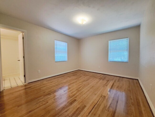 Building Photo - Don't miss this lovely 2 Bedroom / 2 Bath ...