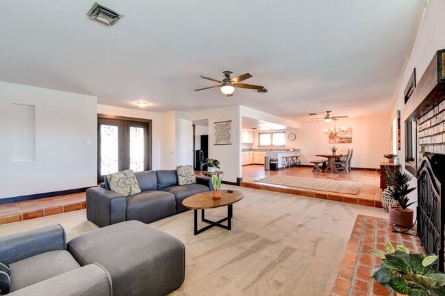 Building Photo - Paradise Palms – No neighbors behind you – Pool – Remodeled – Furnished