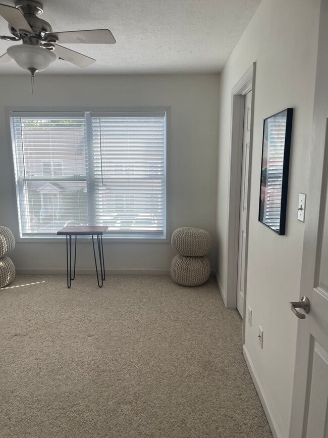 Building Photo - 2 BR 2.5 Bath Townhome