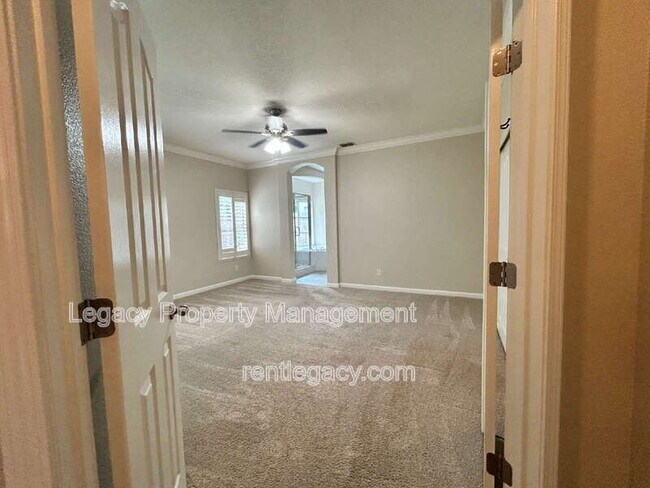 Building Photo - 523 Cascade Dr