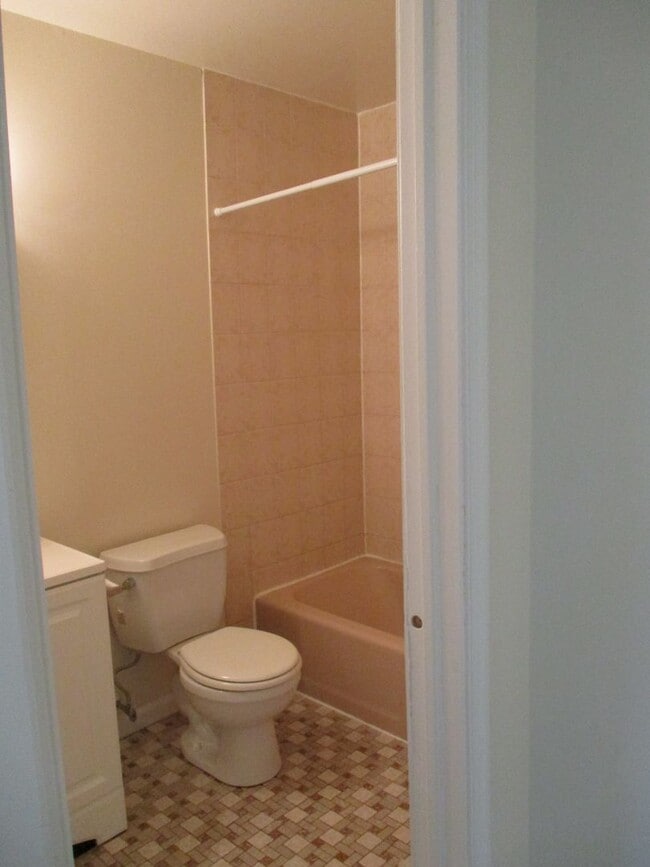 Building Photo - 3BR Townhome in Northampton School District