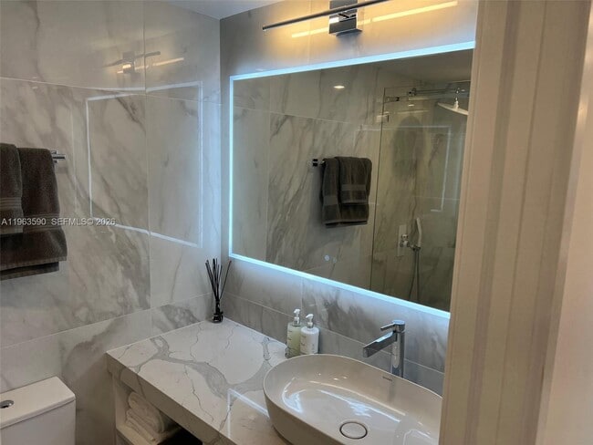 Building Photo - 100 Lincoln Rd