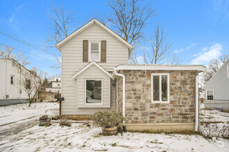 Building Photo - Charming 2-Bedroom