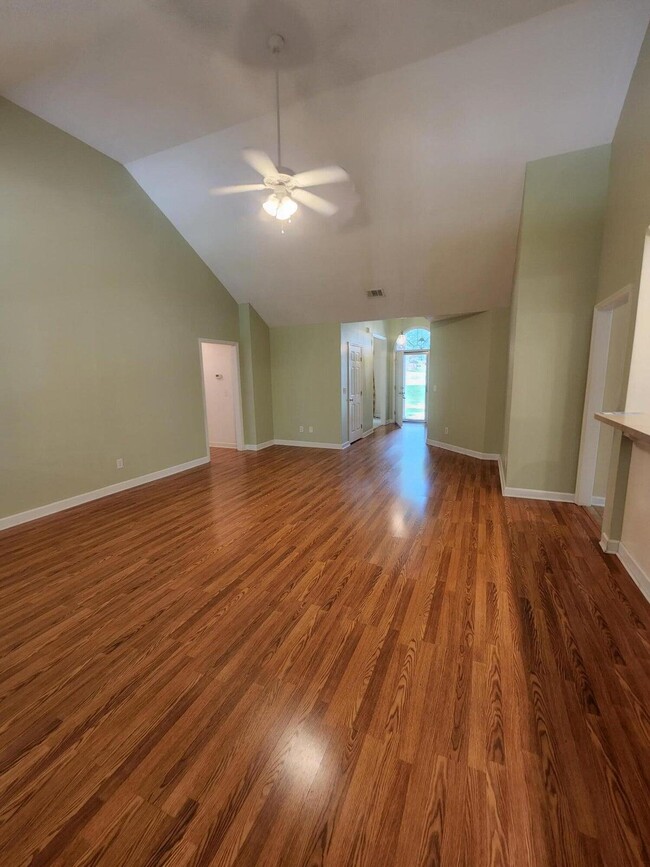 Building Photo - 241 Bainbridge Dr