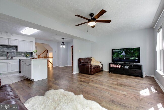 Building Photo - 8893 Papillon Dr