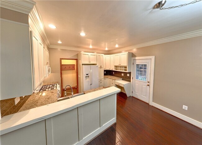 Building Photo - 1108 Highland St