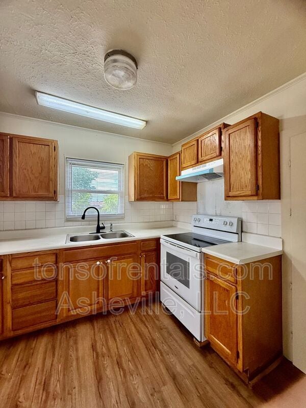 Building Photo - 2604 Hendersonville Rd