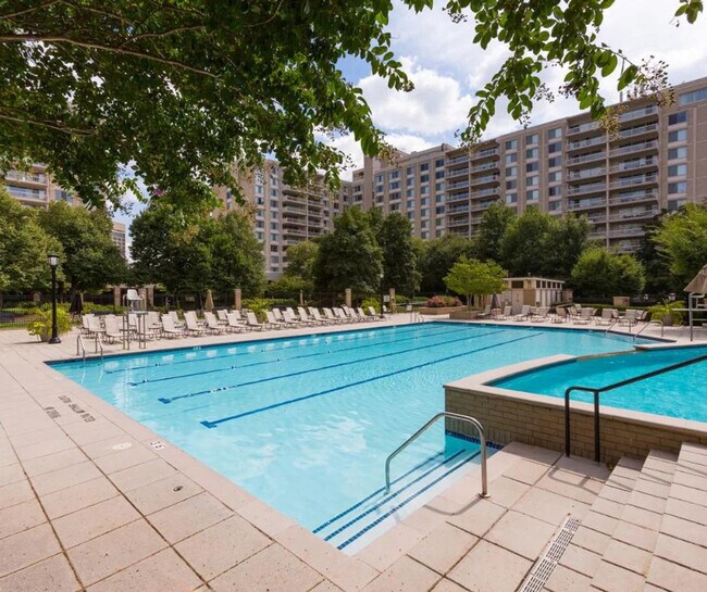 Building Photo - 1600 S Eads St