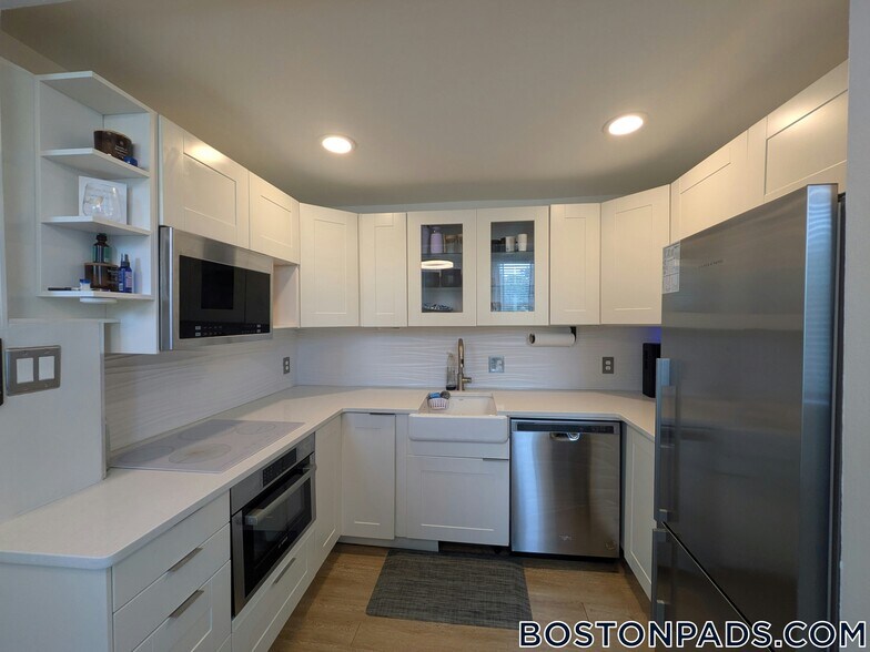 Building Photo - 390 Riverway