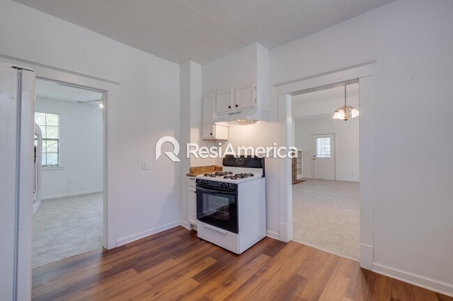 Building Photo - Charming 3-Bedroom 2 bath available now