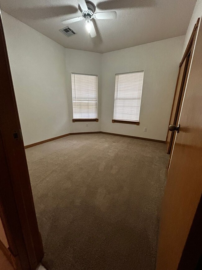 Building Photo - ** Move in Special $400.00 off First Month...