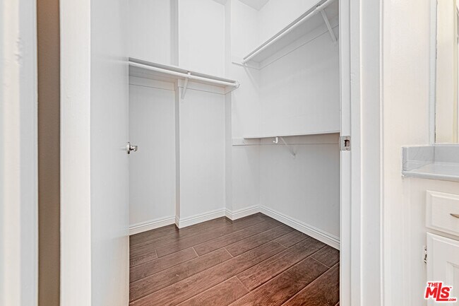 Building Photo - 860 S Lucerne Blvd