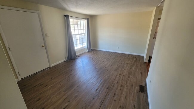 Building Photo - 3br Ranch home on large lot