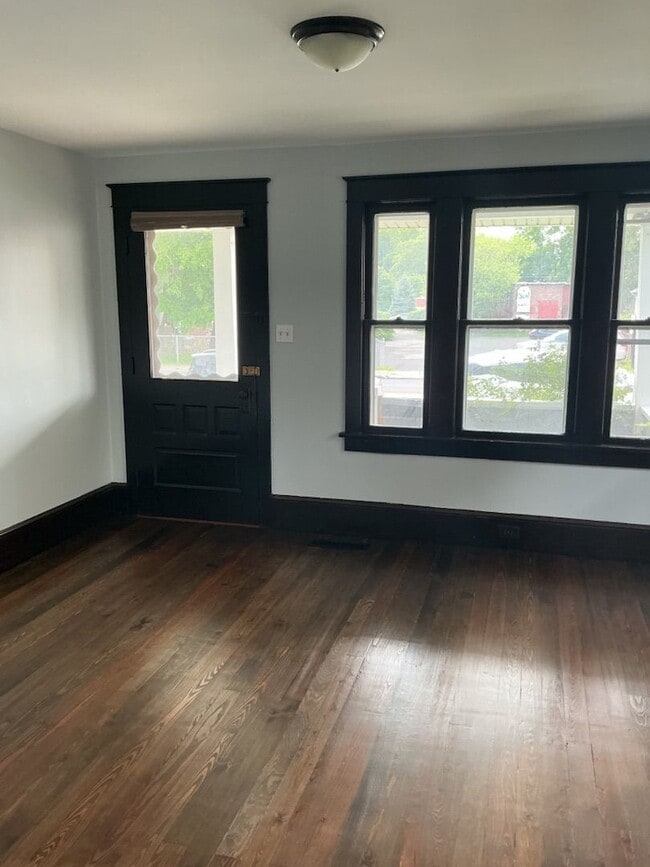 Building Photo - 3BR Single Family Rental  - Walk to Downto...