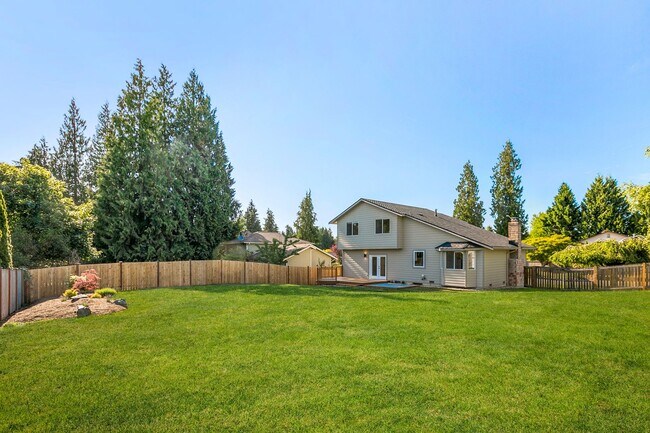 Building Photo - Inviting Everett Home Featuring 3 Bedrooms, Fireplace, and Fully Fenced Backyard