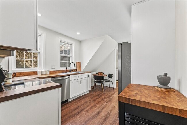 Building Photo - 1142 Washington St