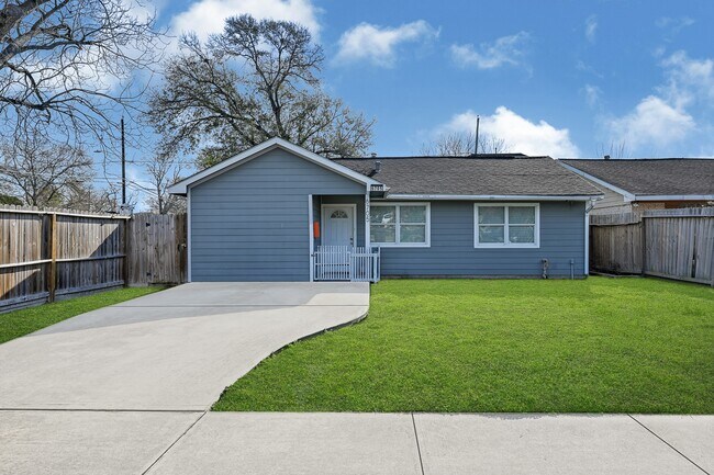 Building Photo - 6705 Sherwood Dr