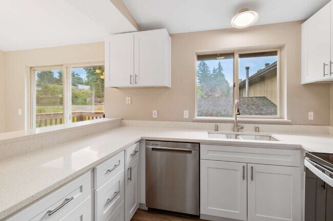 Building Photo - Modern 4-Bedroom Retreat Near Lake Whatcom...
