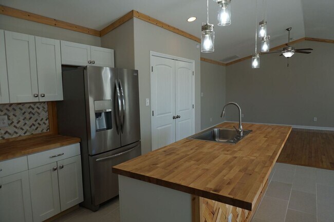 Building Photo - 3 Bedroom 2 Full bathrooms w/ Bonus room in Richlands!
