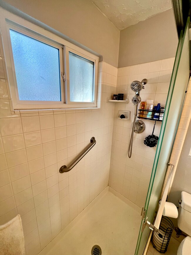 Main bathroom shower - 924 Linda Ave