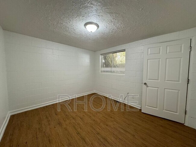 Building Photo - 2725 S Edison St