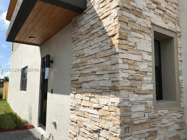 Building Photo - 8102 NW 105th Ct