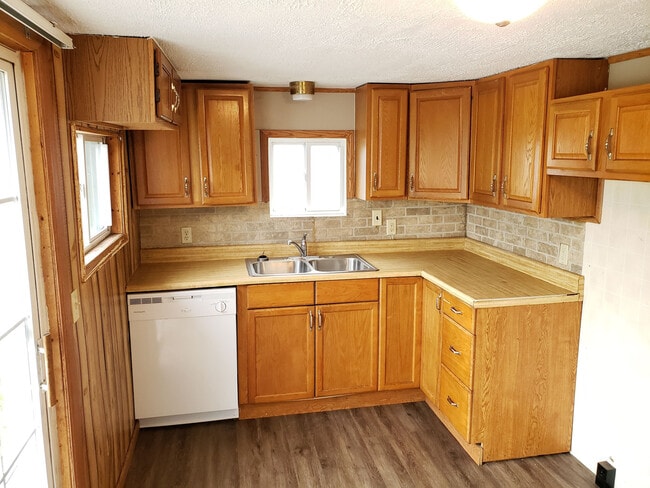 Building Photo - $599 Security Deposit Special for Lease!