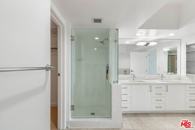 Building Photo - 13700 Marina Pointe Dr