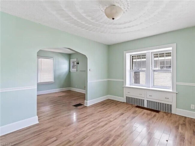 Building Photo - 47 E Mapledale Ave