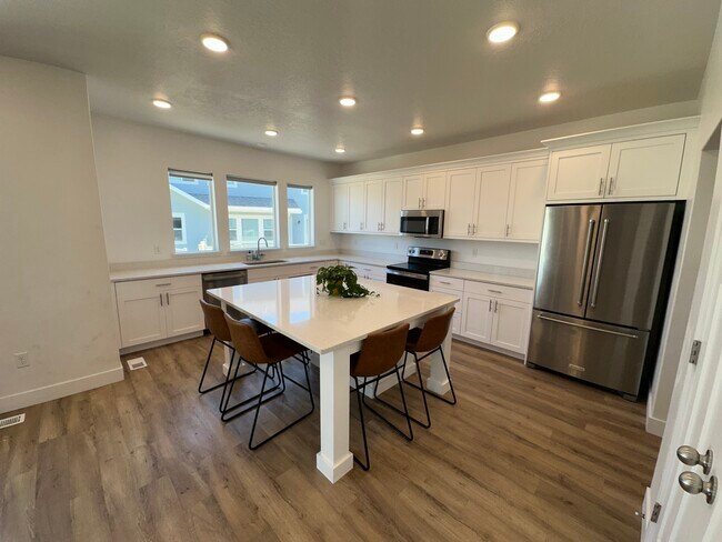 Building Photo - 3306 Eagle Mountain Town Home