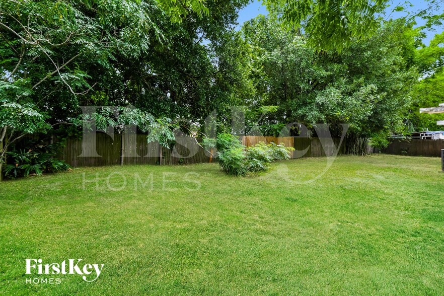 Building Photo - 611 Hewett Dr