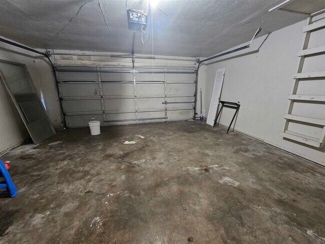 Building Photo - 4032 NW Ozmun Ave