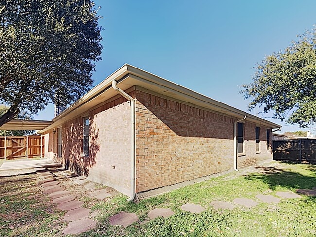 Building Photo - 1013 Meadowbend Dr