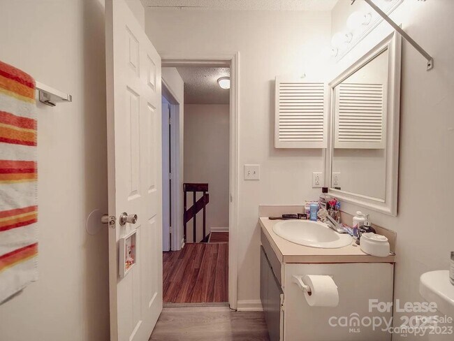 Building Photo - 4044 Briarhill Dr