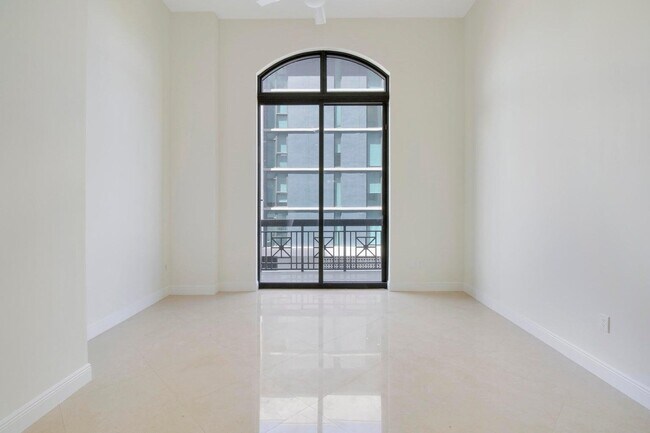 Building Photo - 701 S Olive Ave