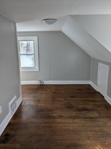Upstairs bdrm - 307 Tusculum Blvd