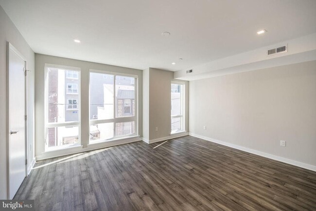 Building Photo - 1442 Hope St