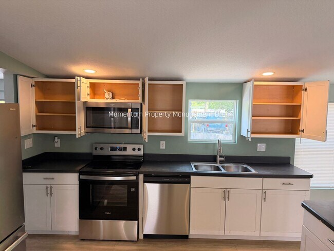 Building Photo - BEAUTIFUL 3/2 AVAILABLE NOW! ASK ABOUT OUR SPECIALS!!!