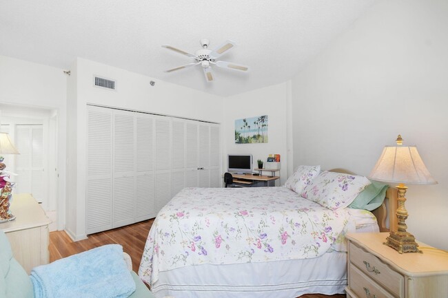 Building Photo - 221 NE Plantation Rd