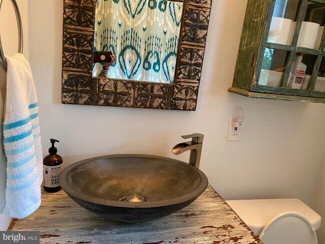 Building Photo - Show stopper