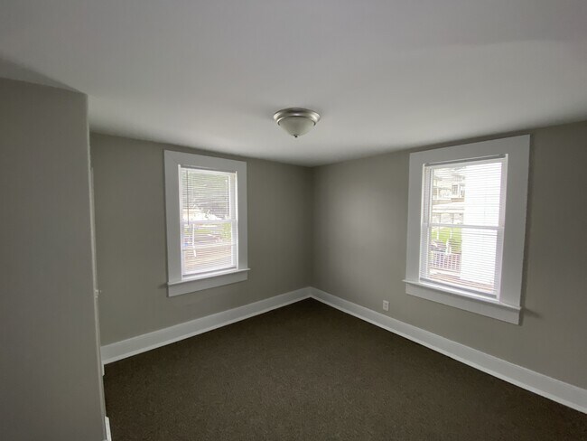 Building Photo - 325 Valley St