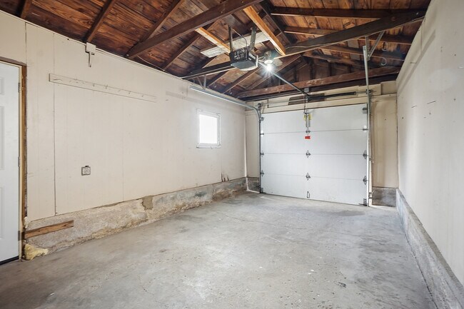 Building Photo - 906 State St