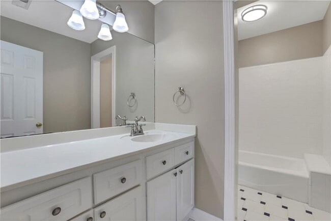 Building Photo - 2020 Oak Ln